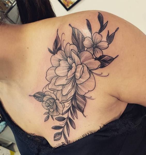 Delphine, tatouage de 3 roses noires
