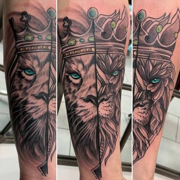 Delphine, tatouage d'une tête de lion aux yeux bleus