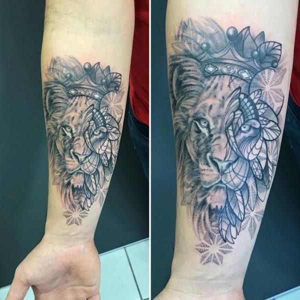 Delphine, tatouage d'une tête de lion avec une couronne