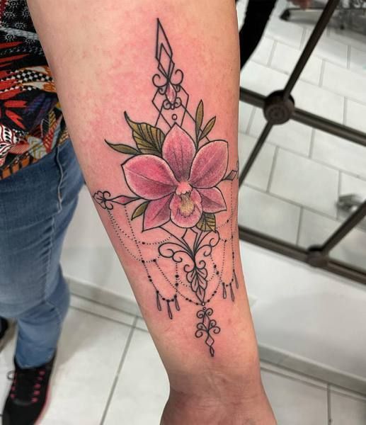 Delphine, tatouage d'une fleur rose sur l'avant-bras