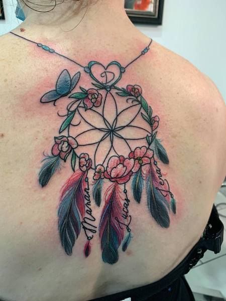 Delphine, tatouage d'un attrape-rêves bleu et rose