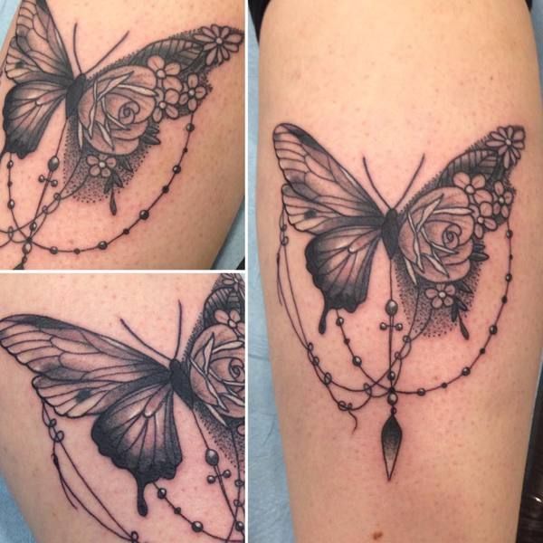 Delphine, tatouage d'un papillon noir avec des perles