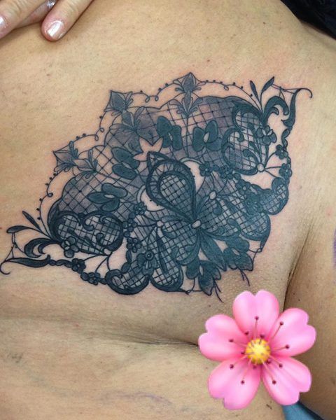 Delphine, tatouage de motifs noirs