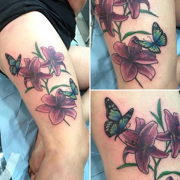 Delphine, tatouage de fleurs violettes avec un papillon bleu