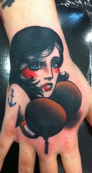 Seb, tatouage d'une femme dans une main