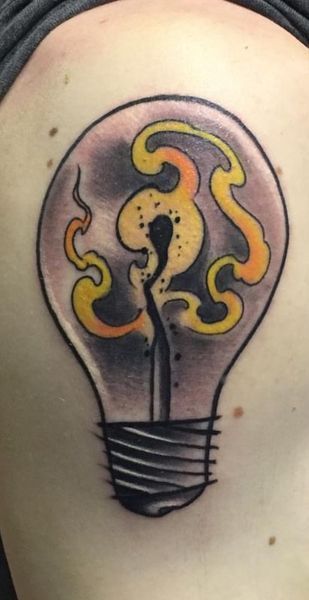 Seb, tatouage d'une ampoule avec une allumette