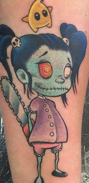 Seb, tatouage d'une fille zombie avec une tronçonneuse