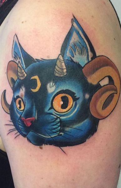 Seb, tatouage d'un chat bleu avec des cornes