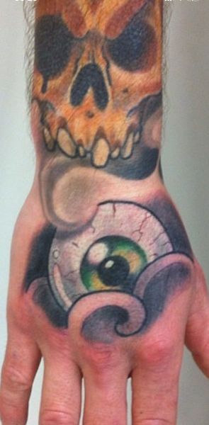 Seb, tatouage d'un crâne et d'un œil