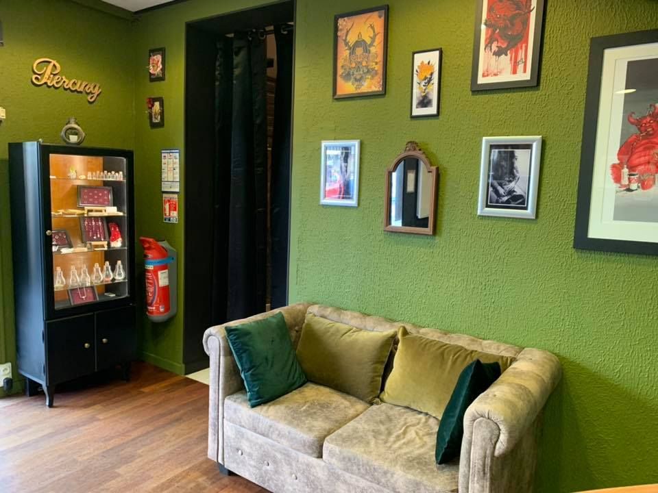 Canapé dans l'entrée du salon