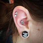 Piercing oreille Helix - 3 diamants et une perle