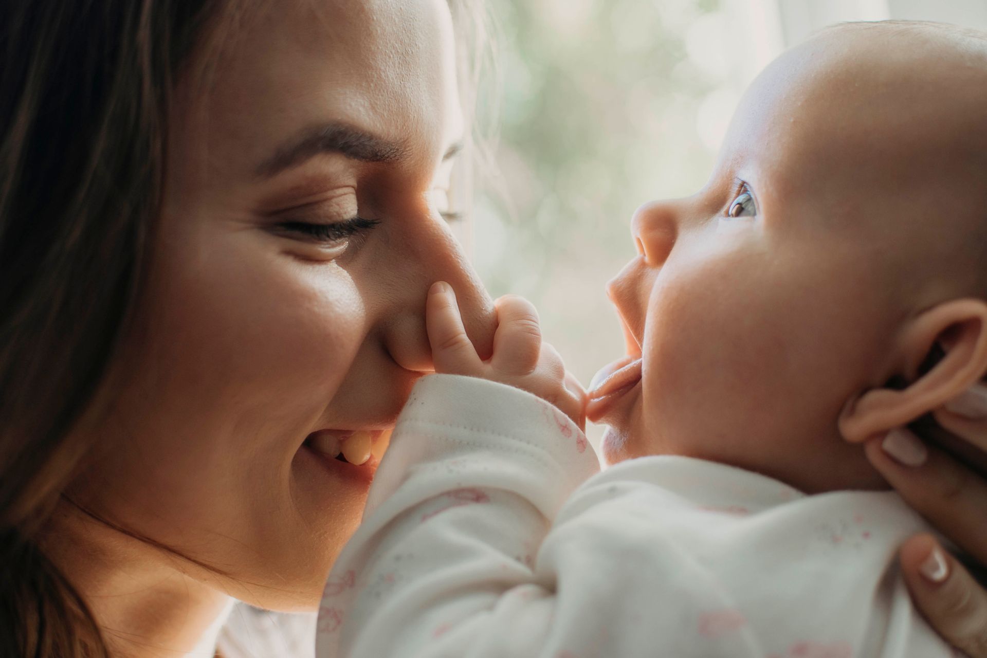 Eine Frau mit einem Baby in den Händen