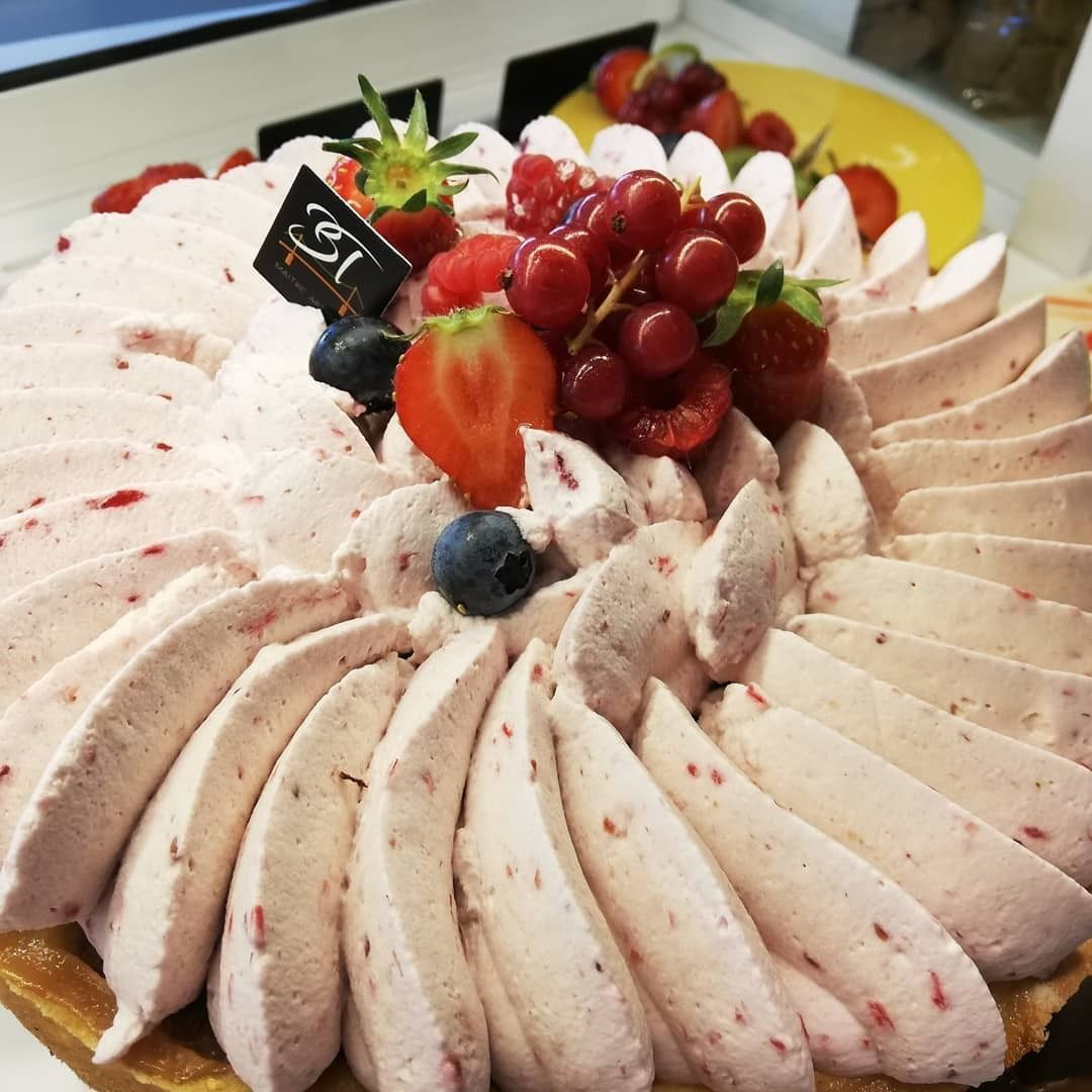 Tarte aux fraises avec crème fouettée, fruits rouges.
