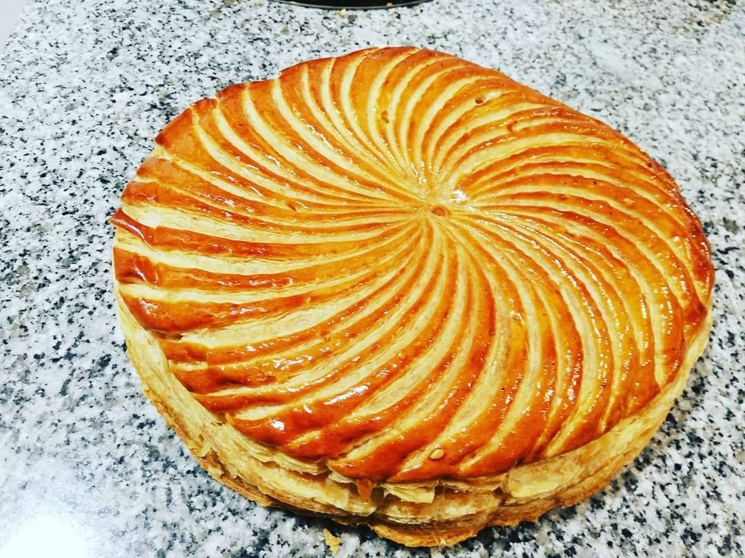 Galette des rois dorée à motifs en spirale.
