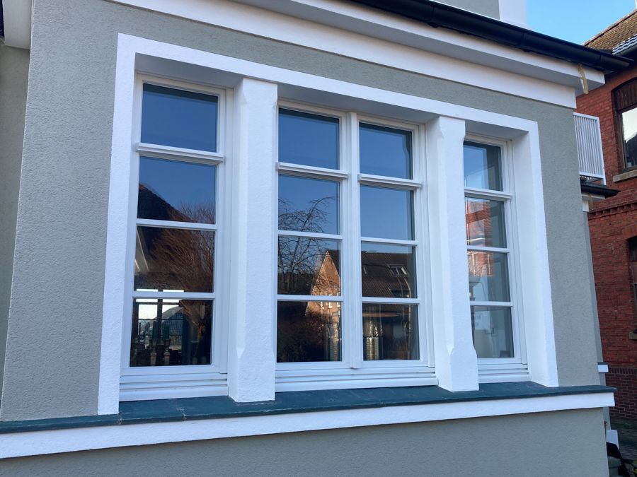 Ein großes Fenster an der Seite eines Gebäudes