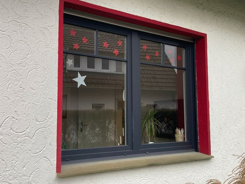 ein Fenster mit einem roten Rahmen und einem weißen Stern darauf