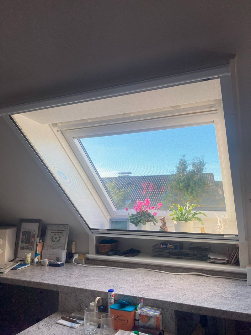 In der Ecke des Zimmers befindet sich ein Oberlicht.