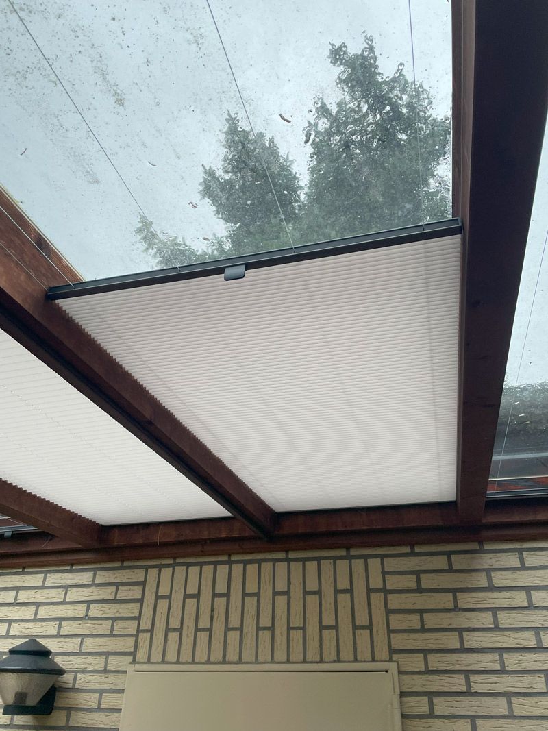 Ein Backsteingebäude mit Glasdach und Licht an der Seite.