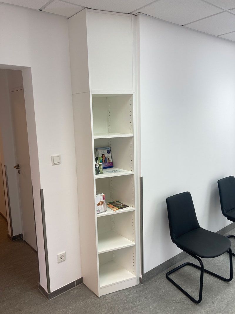 Ein Flur mit einem Schrank und einer Tür darin.