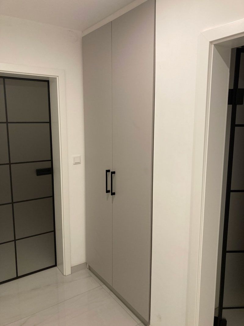 Ein Flur mit einem Schrank und einer Tür darin.