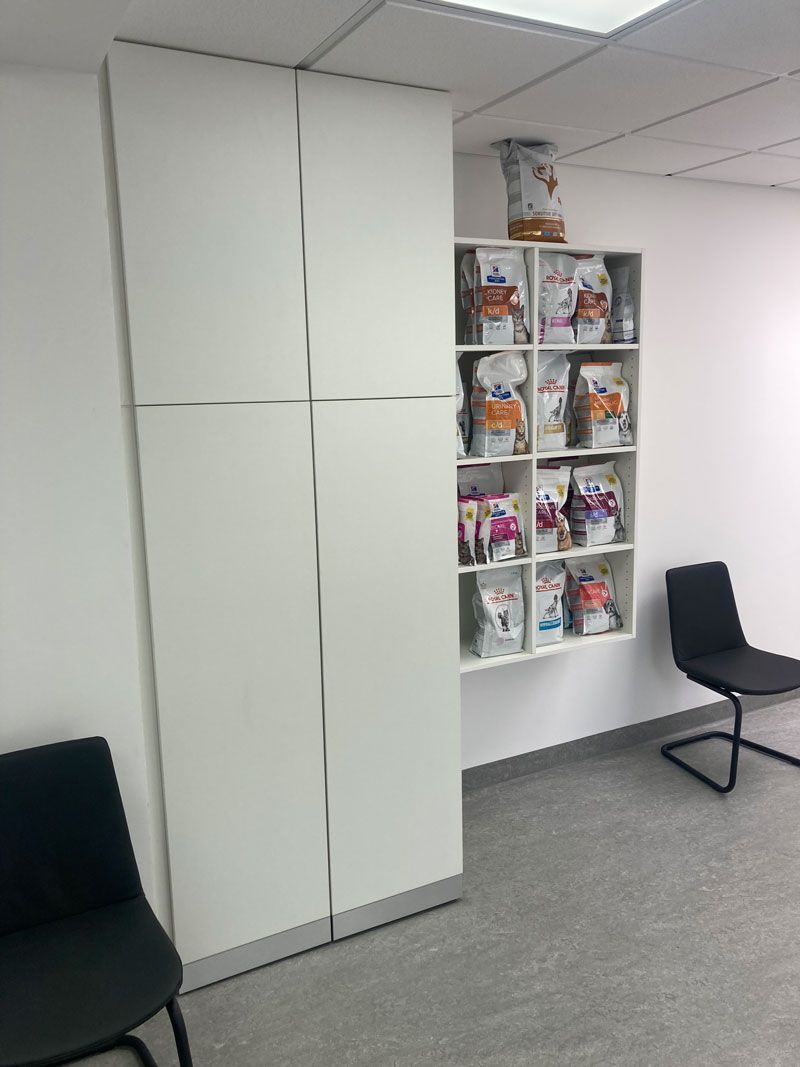 In der Waschküche gibt es eine Waschmaschine und einen Trockner.