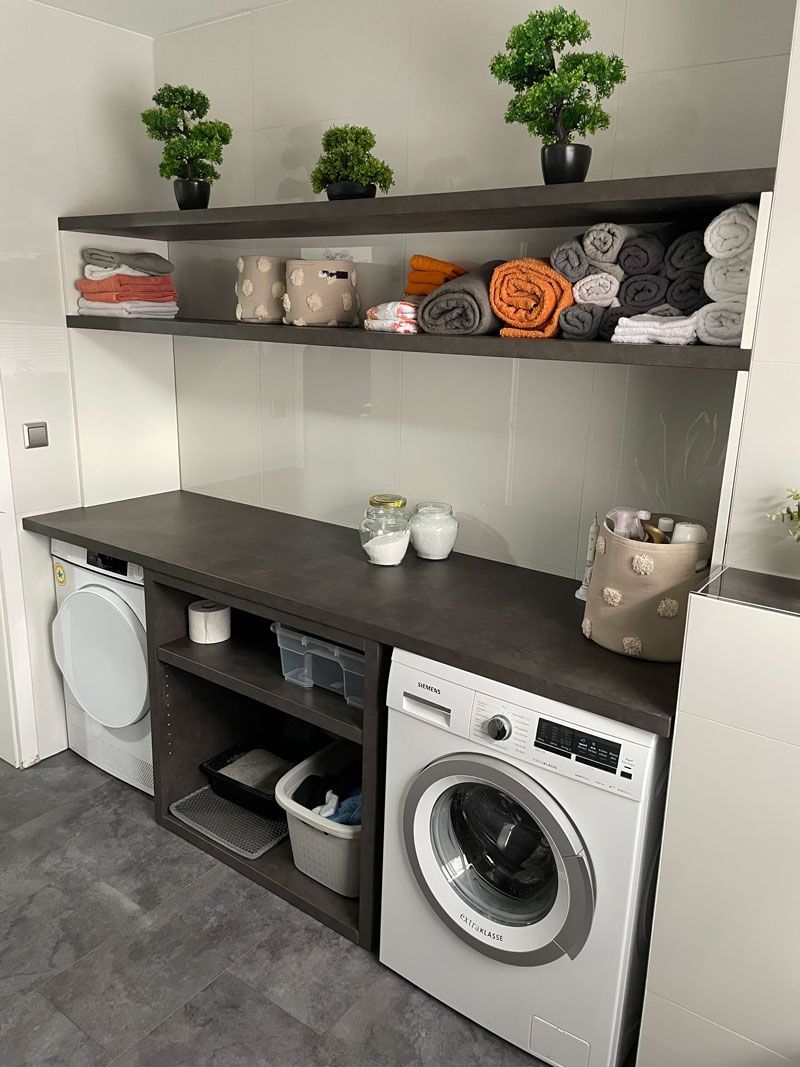 Auf den Regalen in diesem Raum stehen viele Säcke mit Hundefutter.