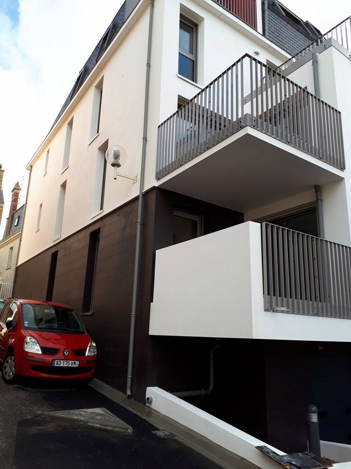 Ravalement de façade avec balcons sur résidence