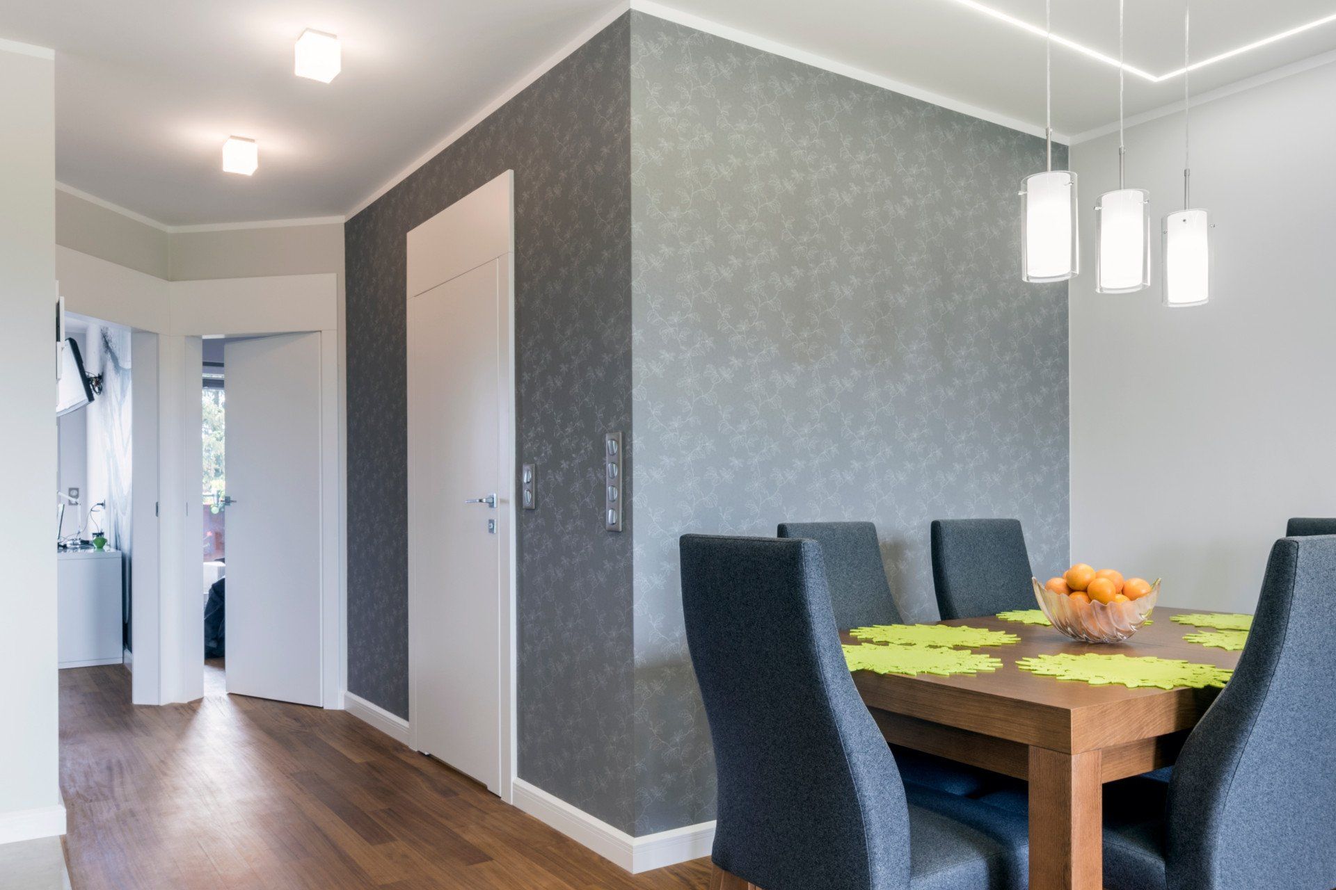 Papier peint d'une pièce principale avec peinture