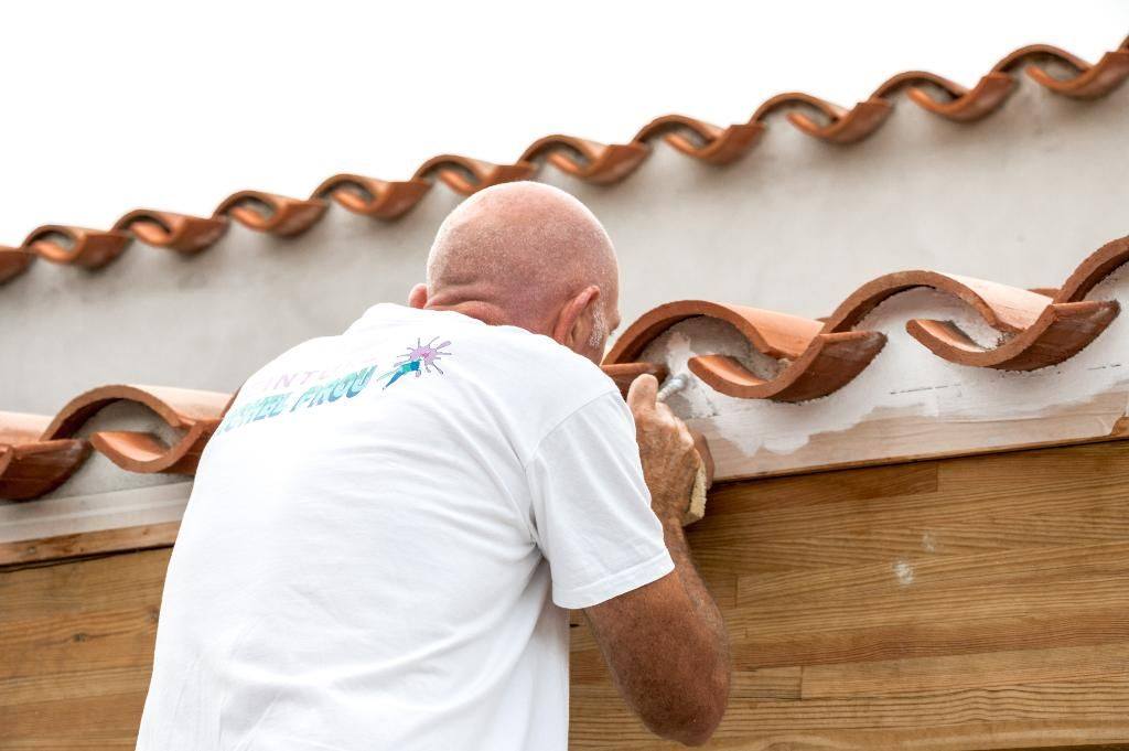 Peintre en travaux de rénovation de façade