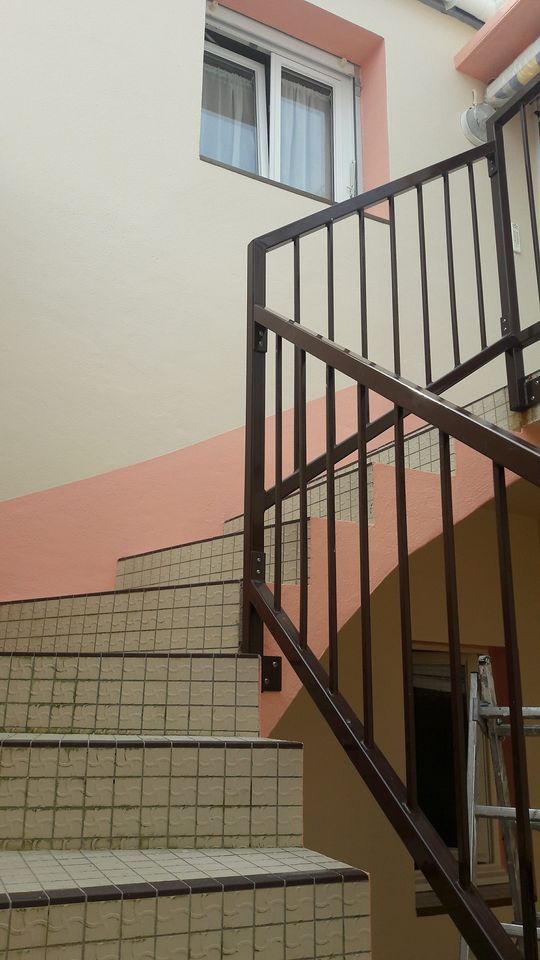 Peinture intérieure d'un escalier et son mur