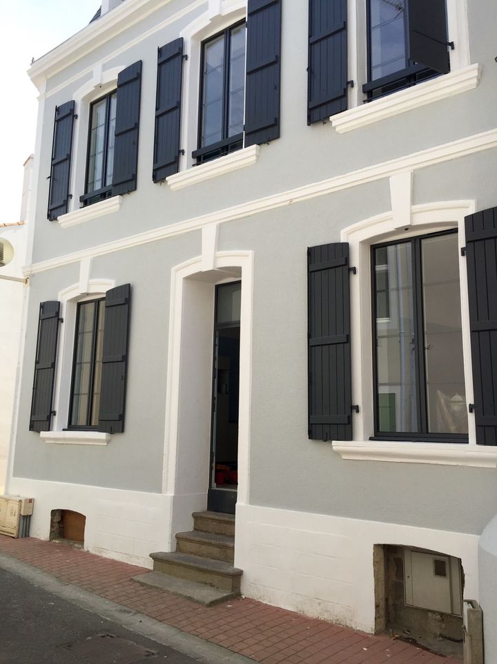 Façade repeinte avec tours des fenêtres