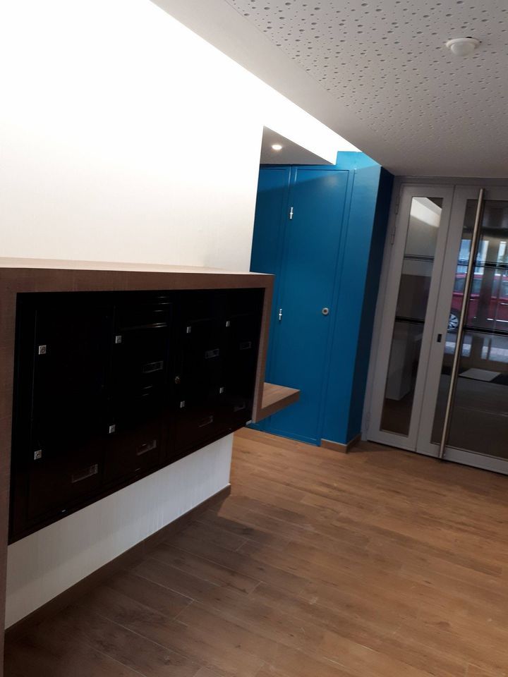 Peinture intérieure dans un hall, boîtes aux lettres comprises