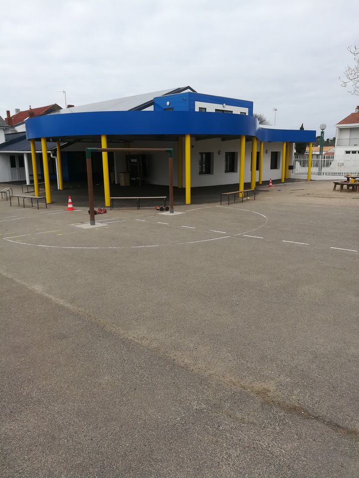 Peinture sur préau d'école primaire