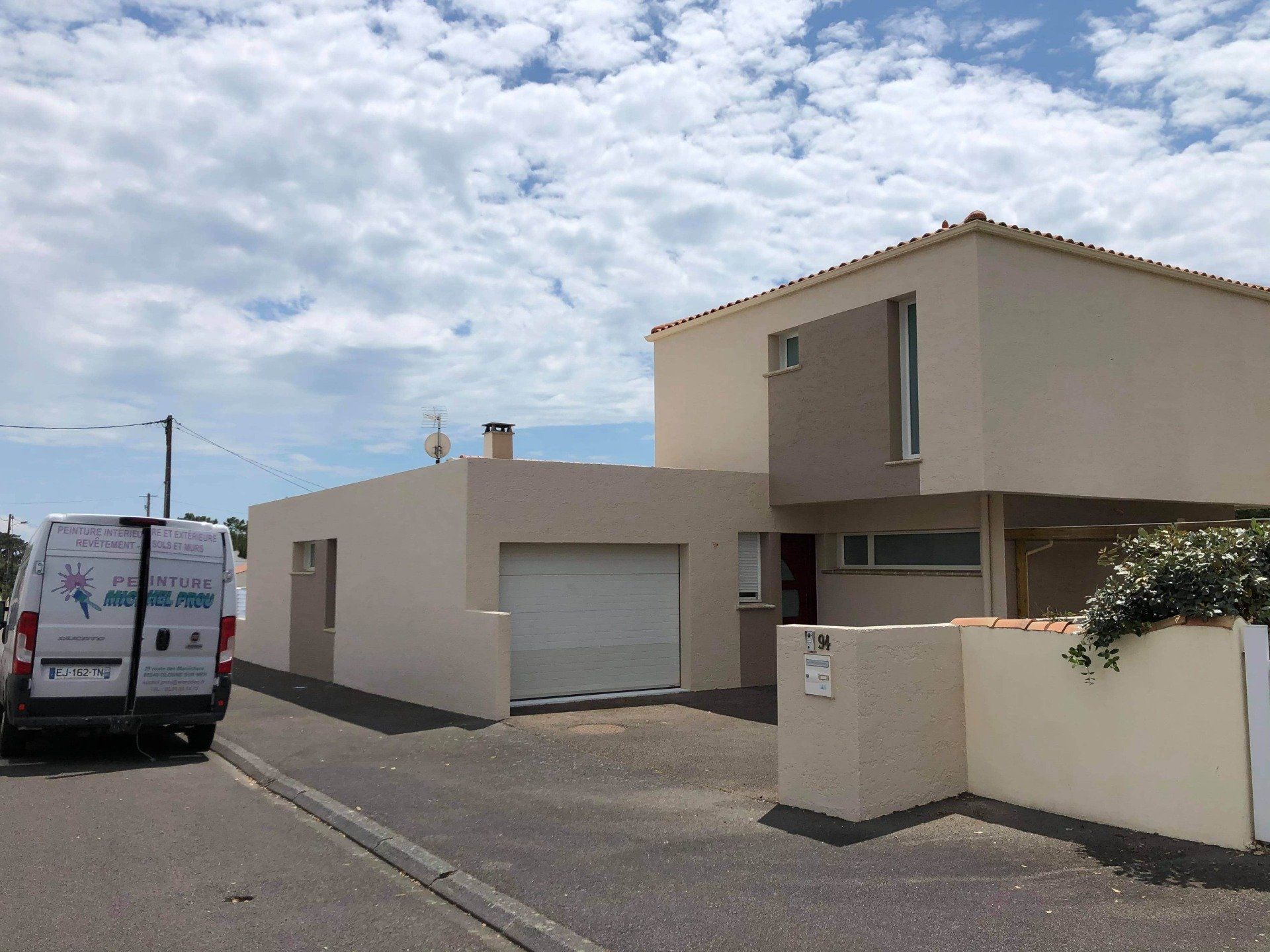 Maison beige moderne avec garage