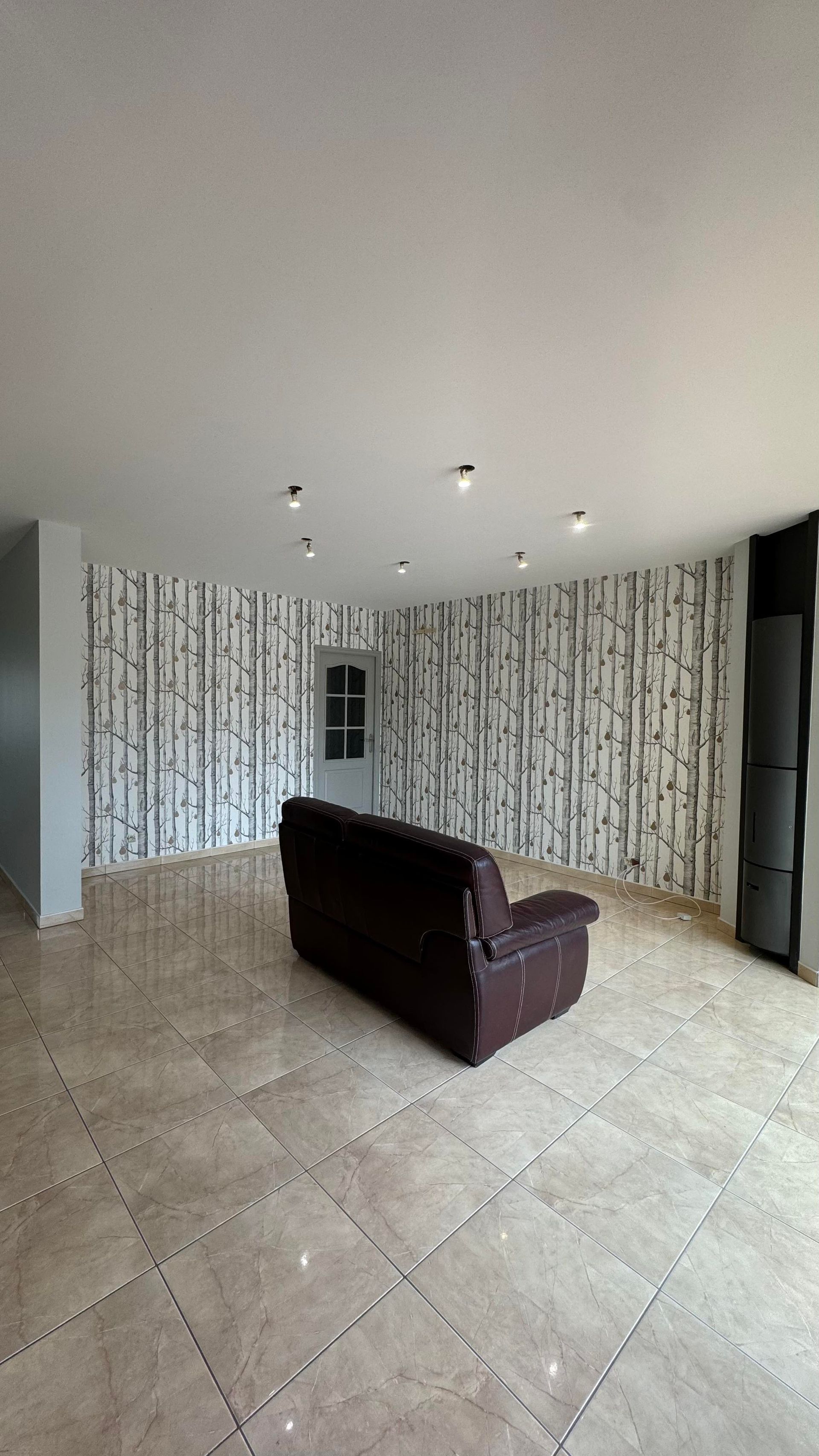 Pièce vide avec un mur à motif d'arbre