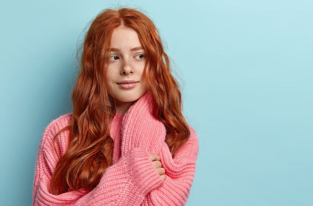 Teenager mit langen roten Haaren