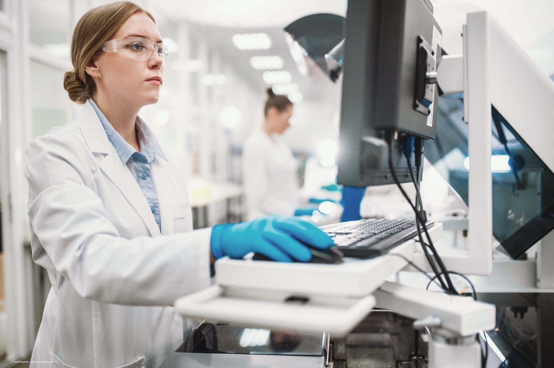 Wissenschaftlerin analysiert wissenschaftliche Probe am Computer