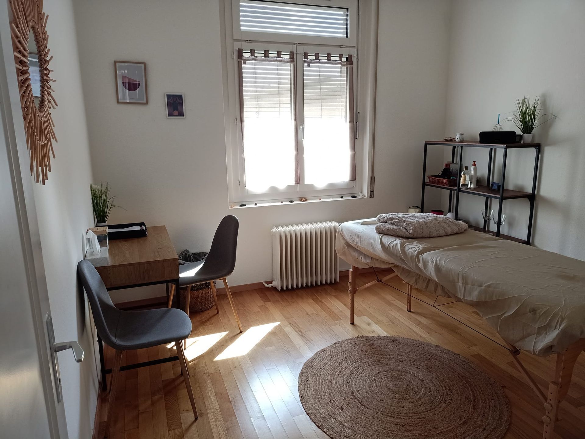 Une chambre avec un lit, une chaise, un bureau et une fenêtre basé à Fribourg