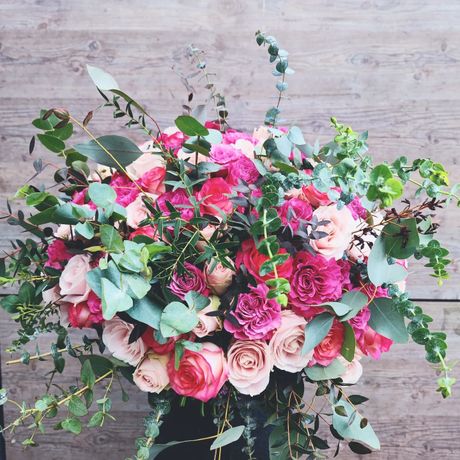 Roses disposées en bouquet, avec des nuances pastel.