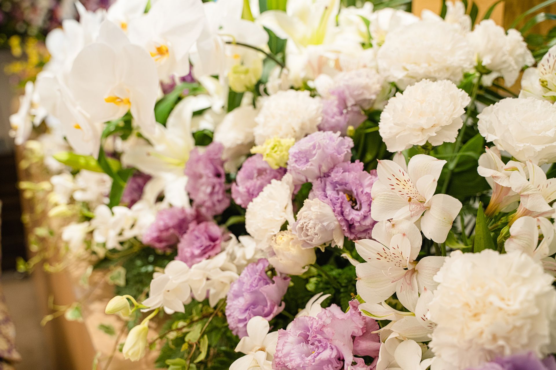 Un bouquet luxuriant de fleurs blanches et rose pâle.