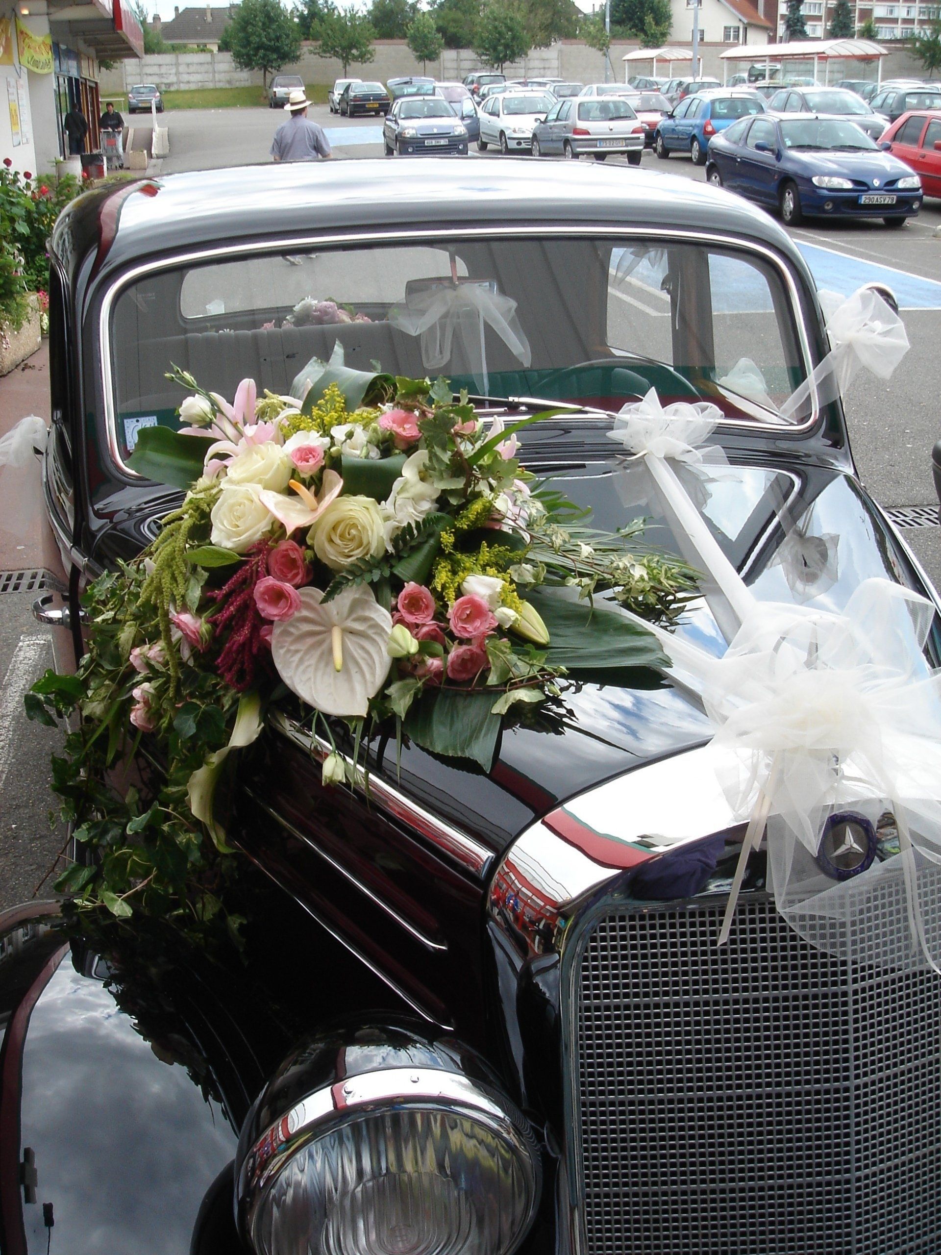 Mercedes vintage décorée de fleurs et de rubans blancs, à l'occasion d'un mariage.
