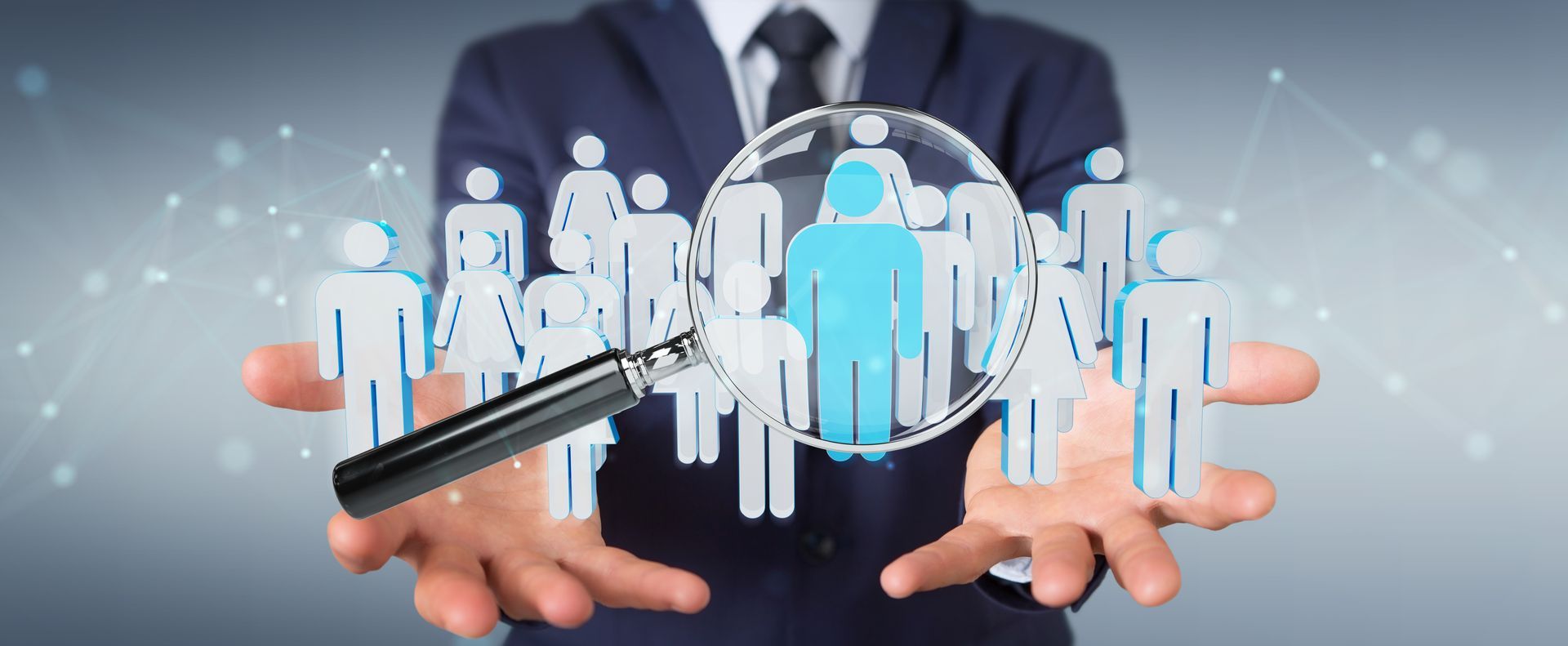 Personne en costume avec une loupe sur des silhouettes de personnes