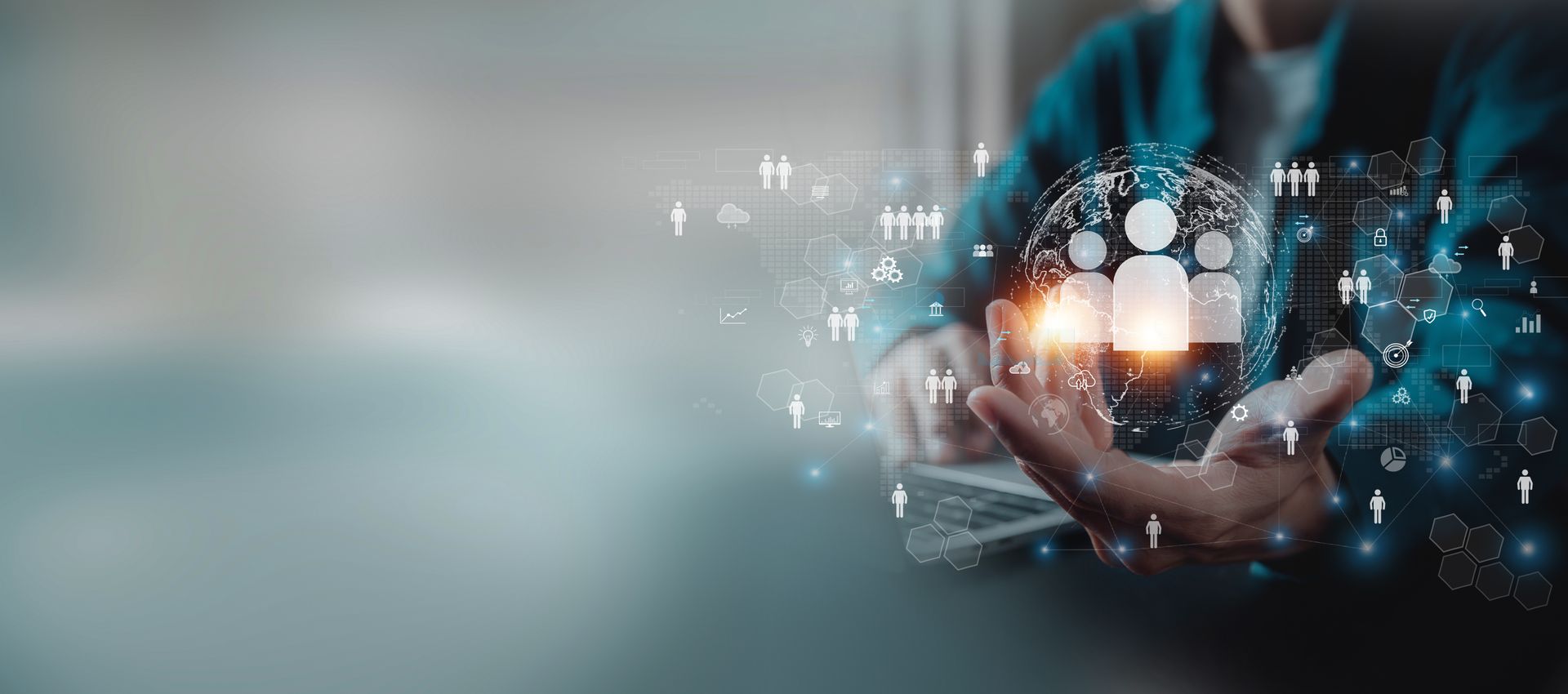 Personne devant un ordinateur avec flux de silhouettes de personnes