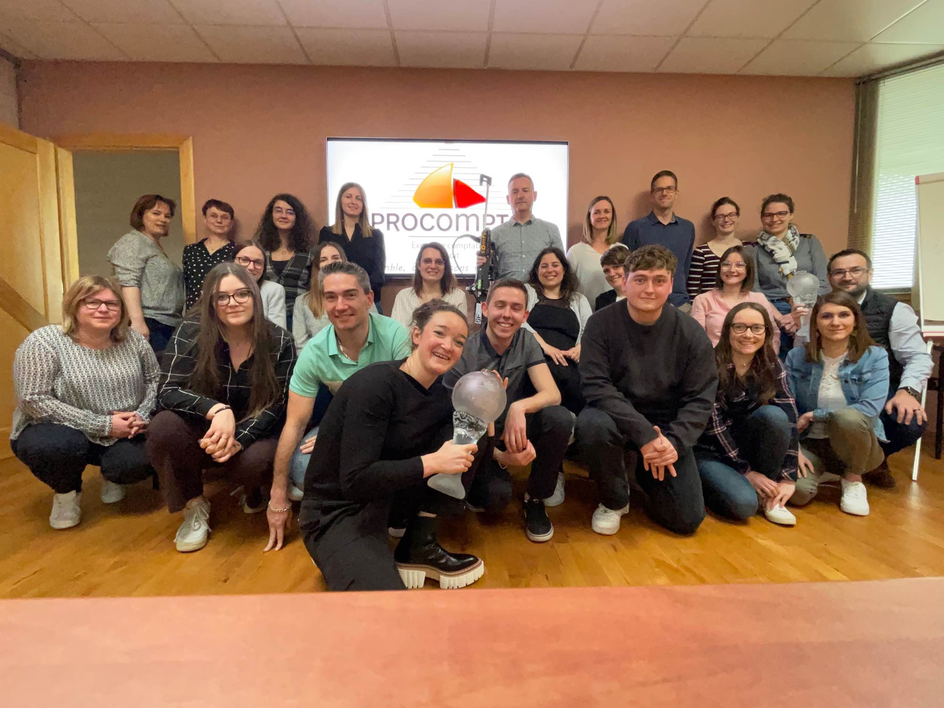 L'équipe de Procompta fêtant le trophée d'une des leurs