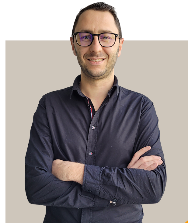 Portrait d'un associé de Procompta, Nicolas, sur fond gris clair