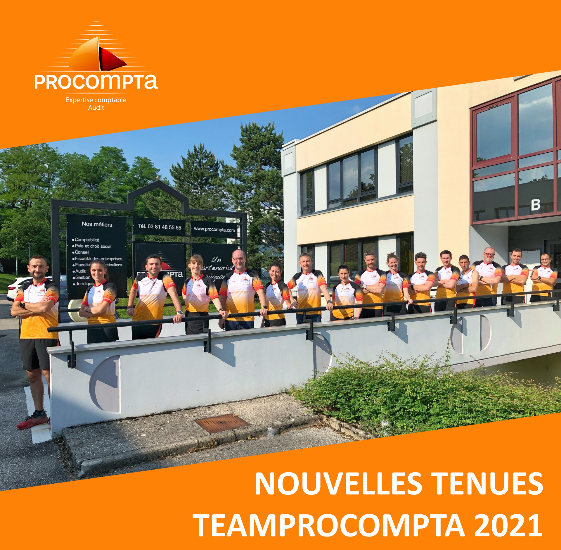 Toute l'équipe de Procompta en ligne et portant des tenues de sport aux couleurs de l'entreprise