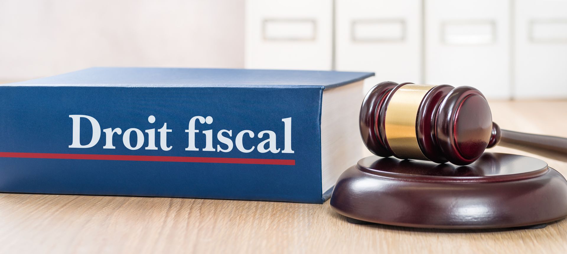 Code fiscal à côté d'un marteau de justice