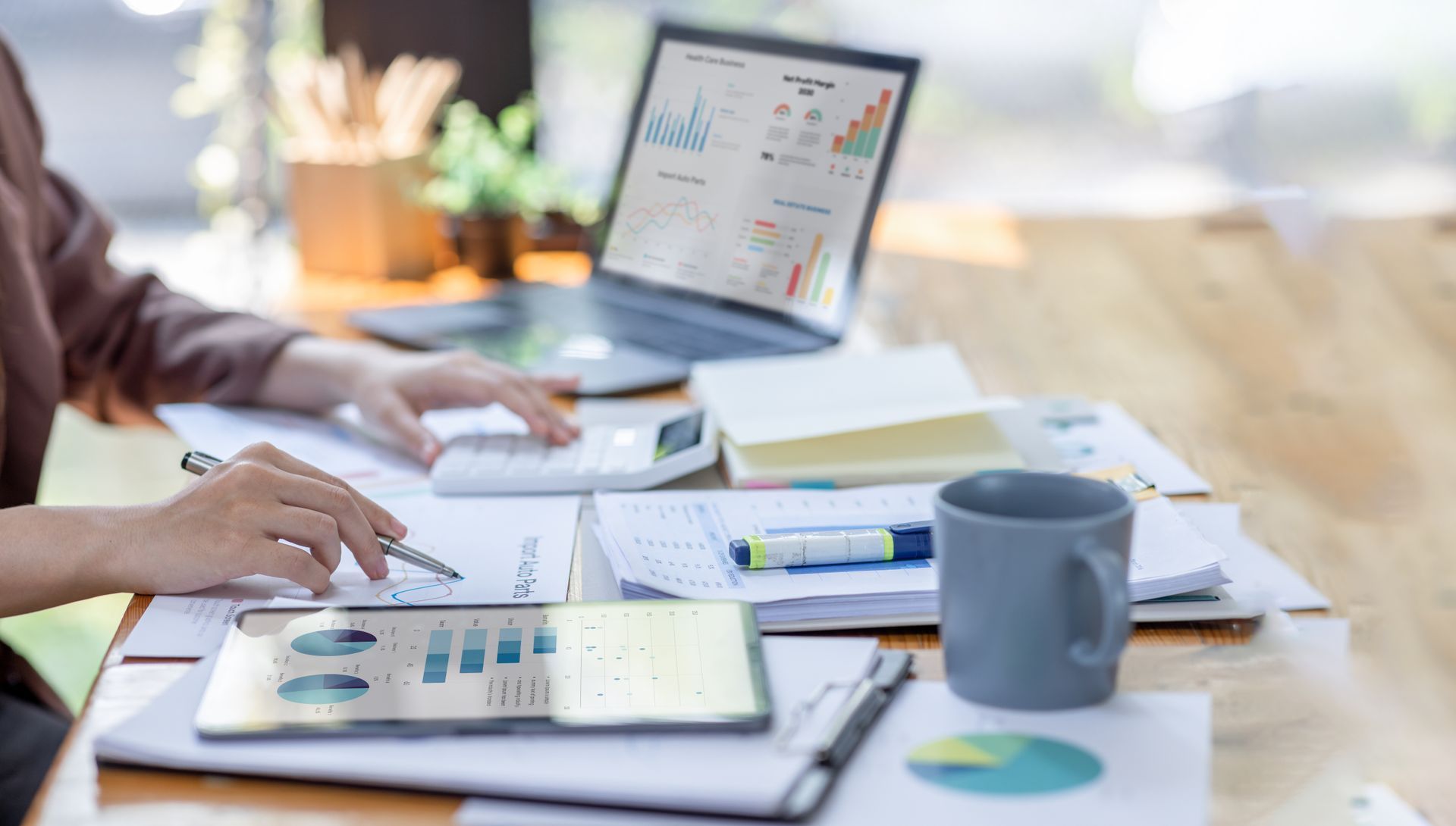 Personne travaillant sur différents diagrammes