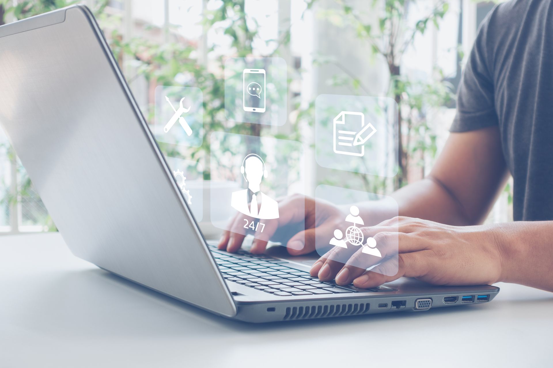 Homme utilisant un ordinateur