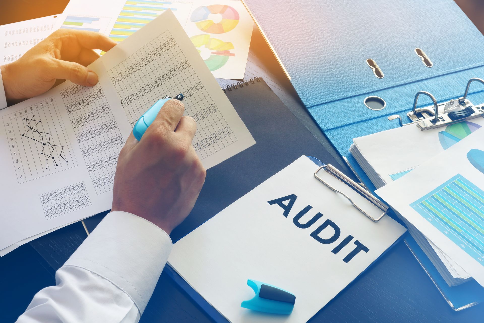 Personne regardant le tableau d'un audit